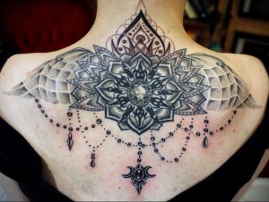 фото тату мандала на спине 04.02.2020 №015 -mandala tattoo- tattoo-photo.ru