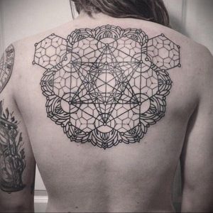 фото тату мандала на спине 04.02.2020 №018 -mandala tattoo- tattoo-photo.ru