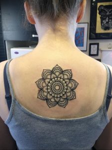 фото тату мандала на спине 04.02.2020 №020 -mandala tattoo- tattoo-photo.ru