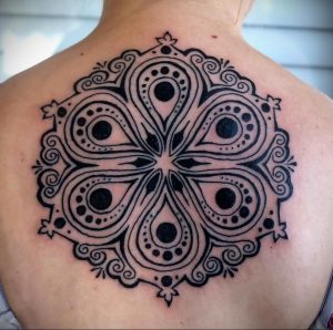 фото тату мандала на спине 04.02.2020 №025 -mandala tattoo- tattoo-photo.ru