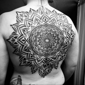 фото тату мандала на спине 04.02.2020 №028 -mandala tattoo- tattoo-photo.ru