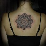 фото тату мандала на спине 04.02.2020 №052 -mandala tattoo- tattoo-photo.ru