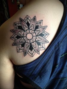 фото тату мандала на спине 04.02.2020 №056 -mandala tattoo- tattoo-photo.ru