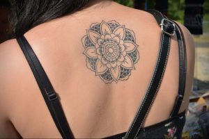 фото тату мандала на спине 04.02.2020 №062 -mandala tattoo- tattoo-photo.ru