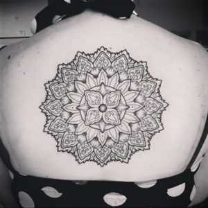 фото тату мандала на спине 04.02.2020 №063 -mandala tattoo- tattoo-photo.ru