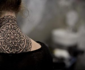 фото тату мандала на шее 04.02.2020 №078 -mandala tattoo- tattoo-photo.ru