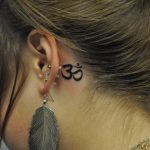 фото тату символ ОМ на шее 08.02.2020 №006 -tattoo om- tattoo-photo.ru
