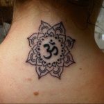 фото тату символ ОМ на шее 08.02.2020 №007 -tattoo om- tattoo-photo.ru