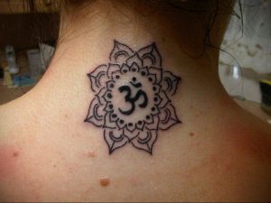 фото тату символ ОМ на шее 08.02.2020 №007 -tattoo om- tattoo-photo.ru
