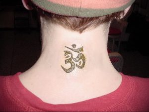 фото тату символ ОМ на шее 08.02.2020 №008 -tattoo om- tattoo-photo.ru