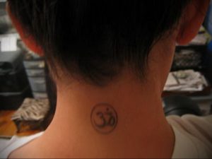 фото тату символ ОМ на шее 08.02.2020 №009 -tattoo om- tattoo-photo.ru