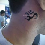 фото тату символ ОМ на шее 08.02.2020 №010 -tattoo om- tattoo-photo.ru
