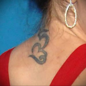 фото тату символ ОМ на шее 08.02.2020 №011 -tattoo om- tattoo-photo.ru