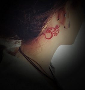 фото тату символ ОМ на шее 08.02.2020 №017 -tattoo om- tattoo-photo.ru