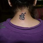 фото тату символ ОМ на шее 08.02.2020 №021 -tattoo om- tattoo-photo.ru