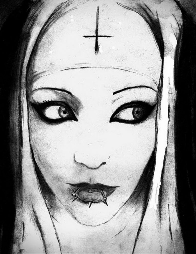 Монахиня с перевернутым крестом