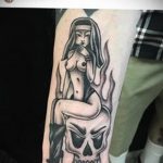 Тату Монашка курит 16.02.2020 №1019 -tattoo nun smoking- tattoo-photo.ru