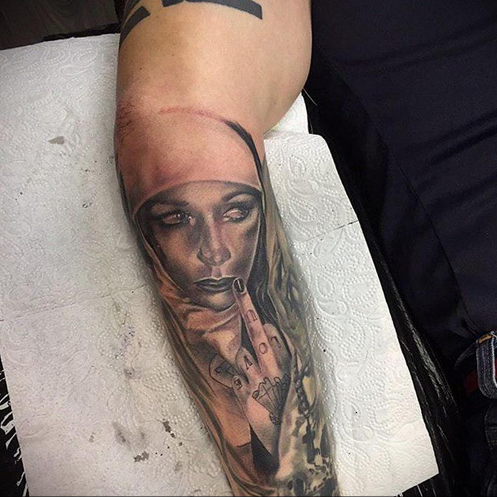 Татуировка монахиня на руке