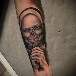 Тату Монашка на руке 16.02.2020 №1015 -nun tattoo- tattoo-photo.ru