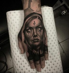 Тату Монашка на руке 16.02.2020 №1048 -nun tattoo- tattoo-photo.ru