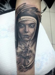Тату Монашка с крестом 16.02.2020 №1031 -tattoo nun with a cross- tattoo-photo.ru
