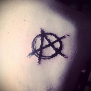 Фото знак анархии тату 24.03.2020 №019 -tattoo anarchy- tattoo-photo.ru