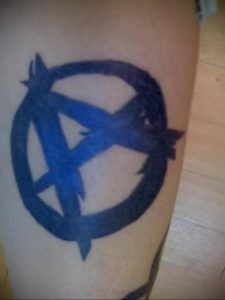 Фото знак анархии тату 24.03.2020 №026 -tattoo anarchy- tattoo-photo.ru