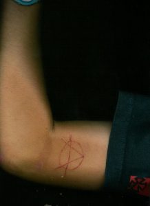 Фото знак анархии тату 24.03.2020 №041 -tattoo anarchy- tattoo-photo.ru