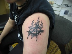 Фото знак анархии тату 24.03.2020 №045 -tattoo anarchy- tattoo-photo.ru