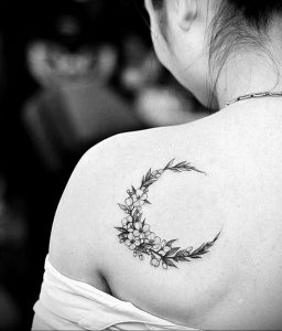 Фото маленькой тату на лопатке 09.03.2020 №001 -tattoo on the shoulder- tattoo-photo.ru
