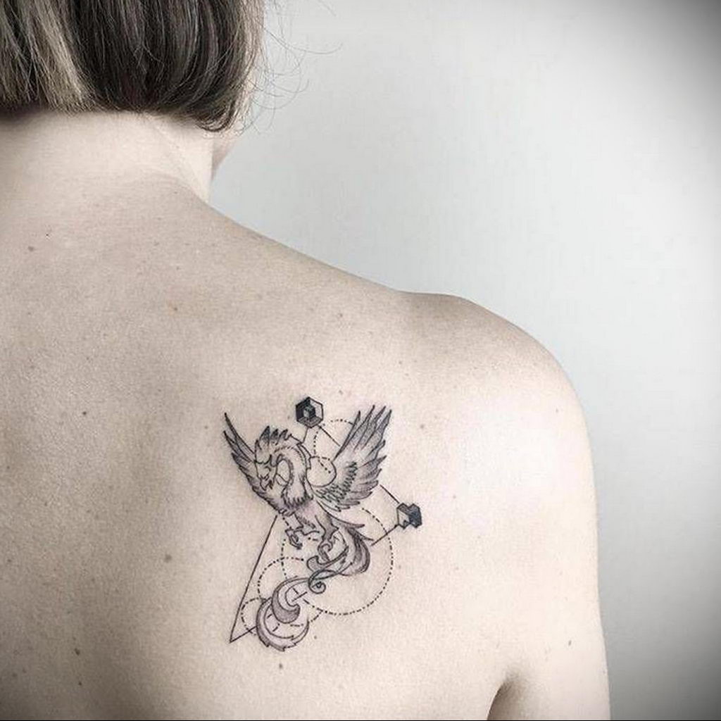 Фото маленькой тату на лопатке 09.03.2020 № 011 -tattoo on the shoulder- ta...