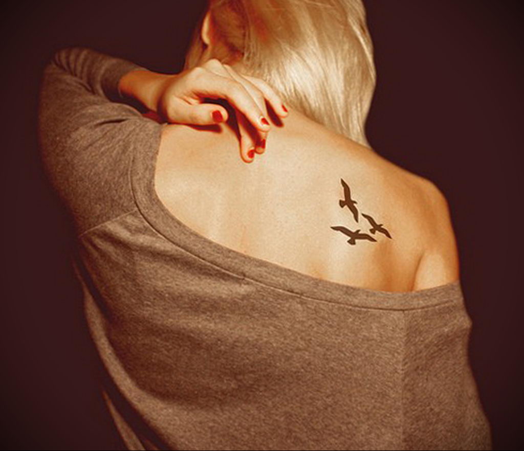 Фото маленькой тату на лопатке 09.03.2020 №021 -tattoo on the shoulder- tattoo-photo.ru