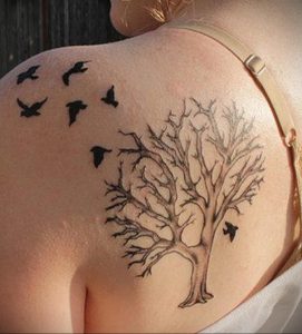 Фото маленькой тату на лопатке 09.03.2020 №026 -tattoo on the shoulder- tattoo-photo.ru