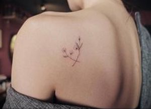 Фото маленькой тату на лопатке 09.03.2020 №031 -tattoo on the shoulder- tattoo-photo.ru