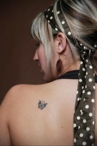 Фото маленькой тату на лопатке 09.03.2020 №033 -tattoo on the shoulder- tattoo-photo.ru