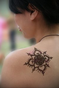 Фото маленькой тату на лопатке 09.03.2020 №036 -tattoo on the shoulder- tattoo-photo.ru