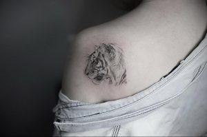 Фото маленькой тату на лопатке 09.03.2020 №041 -tattoo on the shoulder- tattoo-photo.ru