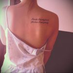 Фото маленькой тату на лопатке 09.03.2020 №047 -tattoo on the shoulder- tattoo-photo.ru