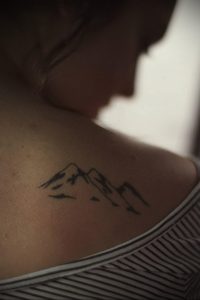 Фото маленькой тату на лопатке 09.03.2020 №052 -tattoo on the shoulder- tattoo-photo.ru