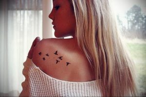 Фото маленькой тату на лопатке 09.03.2020 №053 -tattoo on the shoulder- tattoo-photo.ru