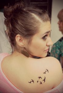 Фото маленькой тату на лопатке 09.03.2020 №058 -tattoo on the shoulder- tattoo-photo.ru