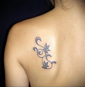 Фото маленькой тату на лопатке 09.03.2020 №059 -tattoo on the shoulder- tattoo-photo.ru