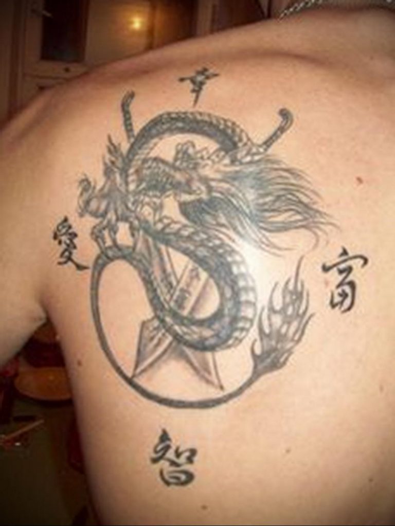Китайский дракон тату на лопатке