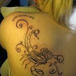Фото тату на лопатке Скорпион 09.03.2020 №007 -tattoo on the shoulder- tattoo-photo.ru