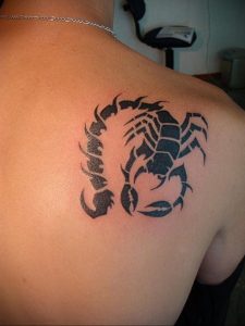 Фото тату на лопатке Скорпион 09.03.2020 №015 -tattoo on the shoulder- tattoo-photo.ru