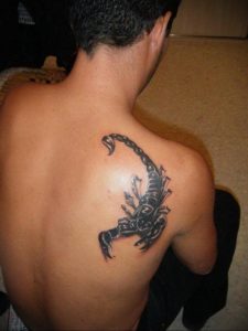 Фото тату на лопатке Скорпион 09.03.2020 №026 -tattoo on the shoulder- tattoo-photo.ru