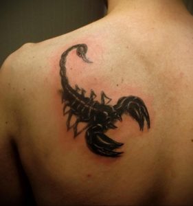 Фото тату на лопатке Скорпион 09.03.2020 №031 -tattoo on the shoulder- tattoo-photo.ru