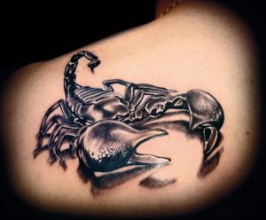 Фото тату на лопатке Скорпион 09.03.2020 №032 -tattoo on the shoulder- tattoo-photo.ru