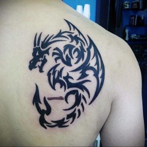 Фото тату на лопатке дракон 09.03.2020 №008 -tattoo on the shoulder- tattoo-photo.ru