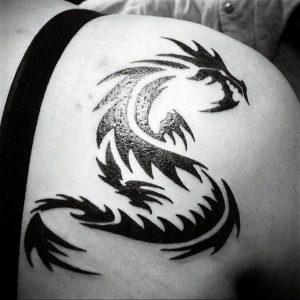 Фото тату на лопатке дракон 09.03.2020 №011 -tattoo on the shoulder- tattoo-photo.ru